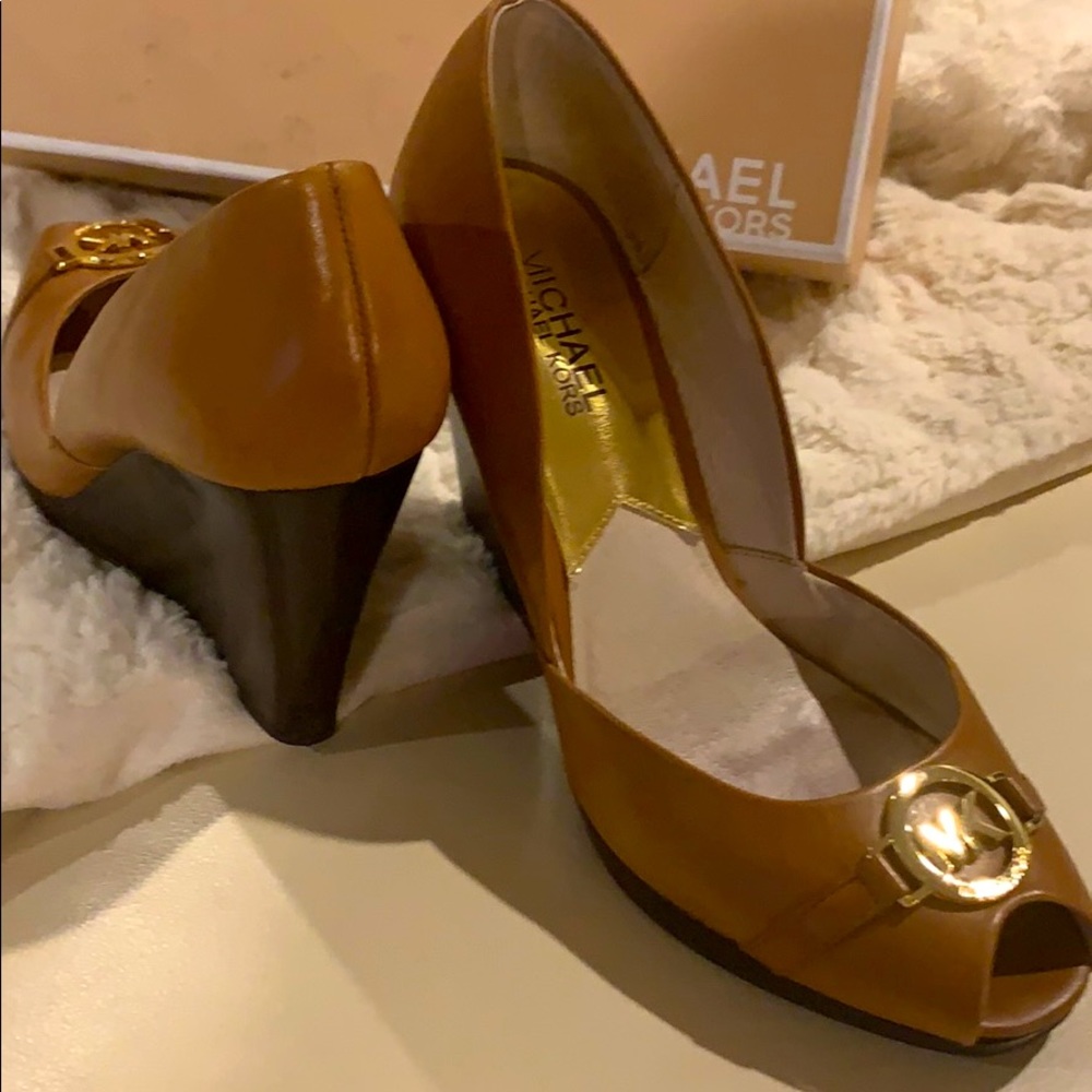 Michael lord wedge heel peep toe in cognac leather